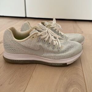 NIKE ZOOM Size 6